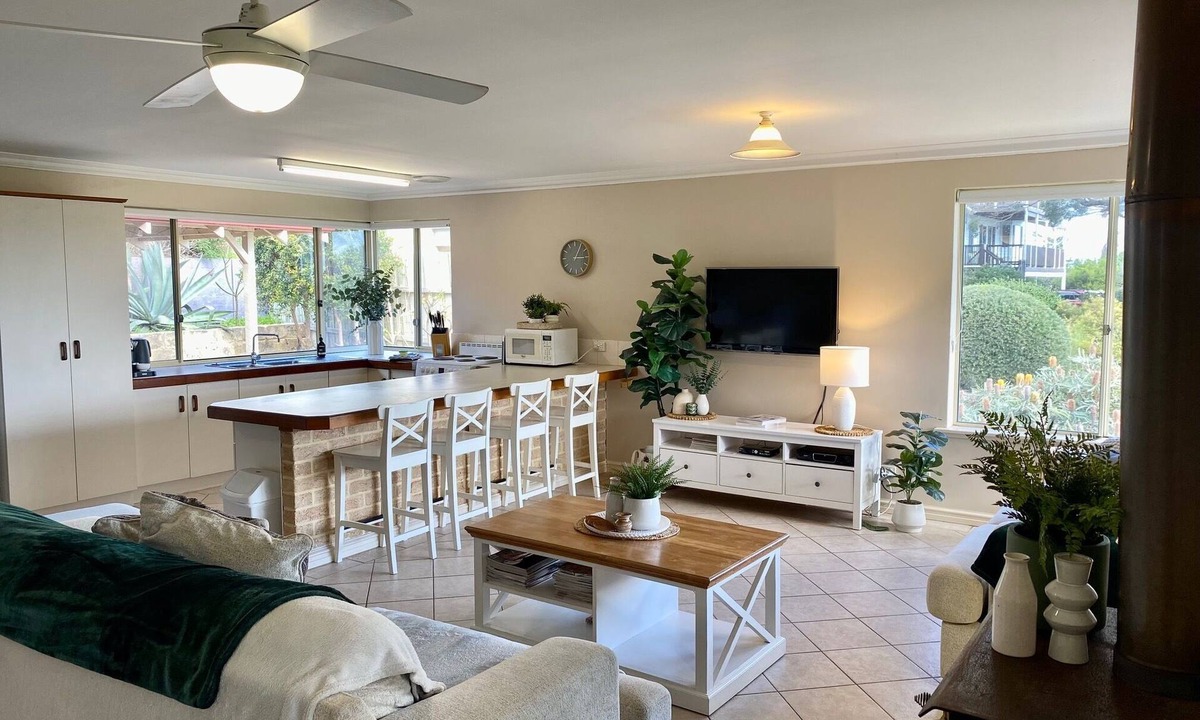 Guilderton House | Beautiful Ocean Views , Internet & Smart TV