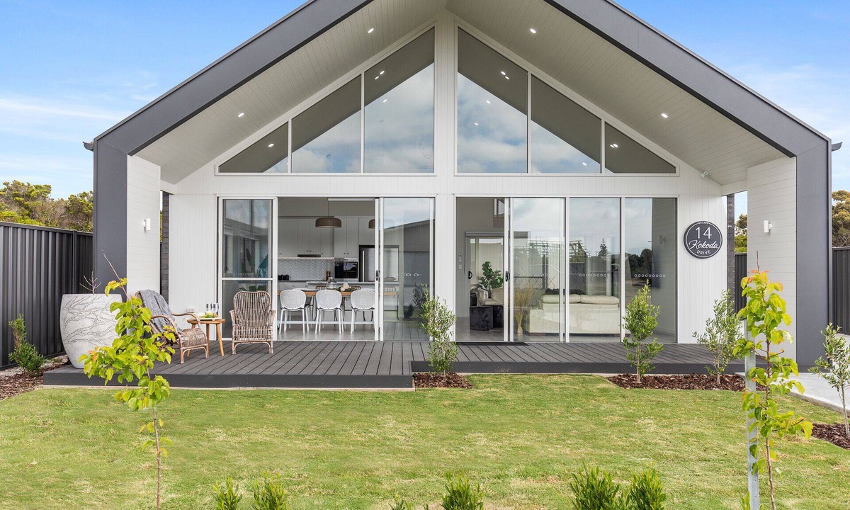 Waterhouse House | Beautiful Robe accommodation, walk to the Main Street or beach, family friendly
