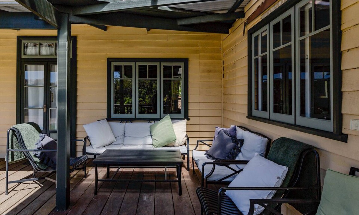 Rosa Brook House | Beautifully decorated farmhouse with gardens