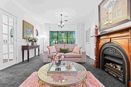 Narre Warren South House | Berwick Springs Lake side Rose Cottage