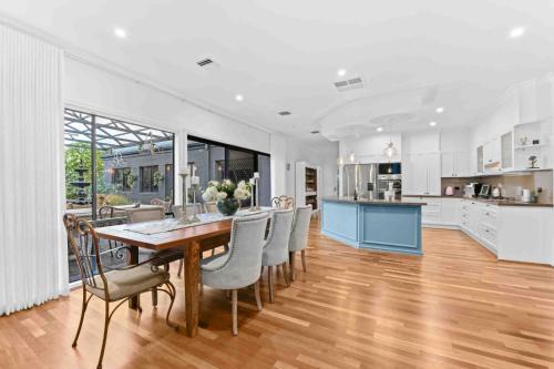 Narre Warren South House | Berwick Springs Lake side Rose Cottage