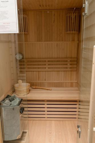 Seaford Heights House | Between Coast & Vale with Sauna & Pizza Oven