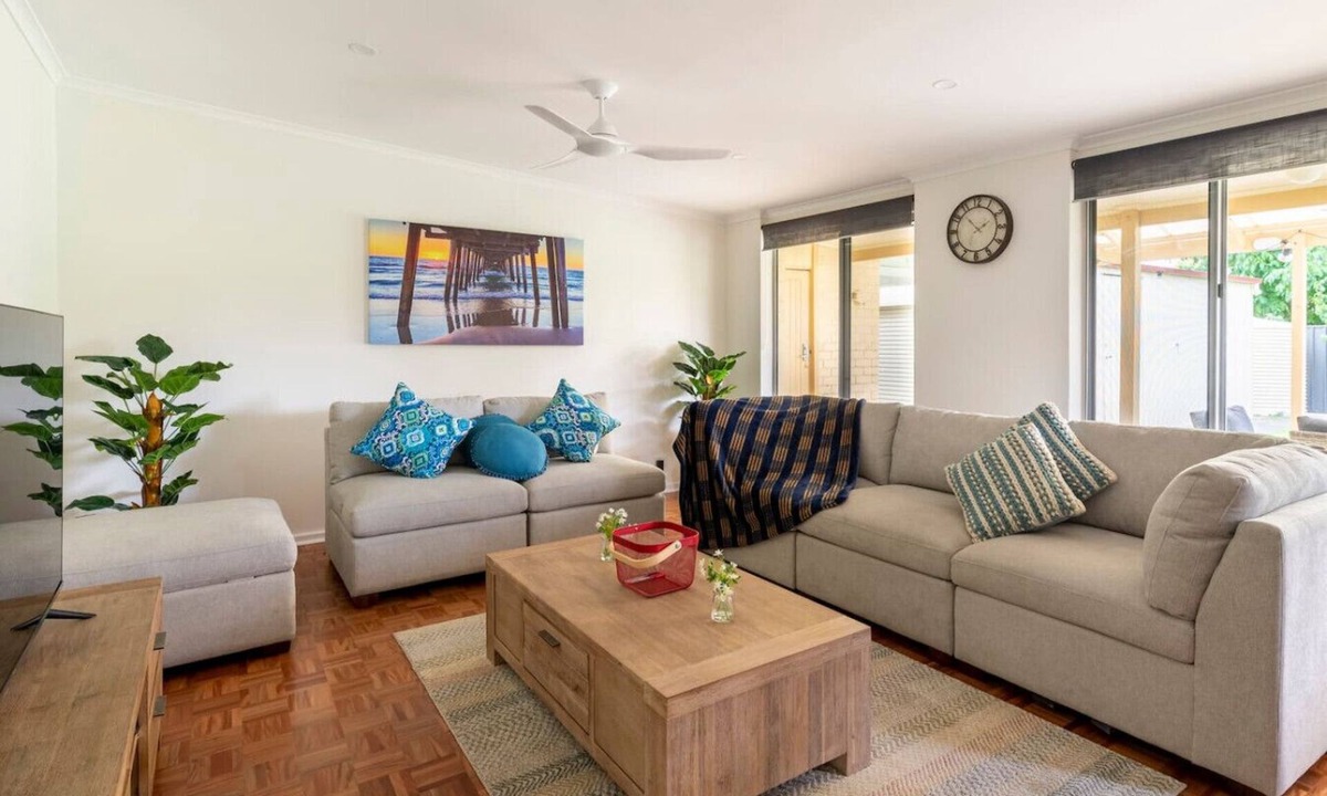 Manningham House | Birkinshaw Villa (3 Bedroom with Parkings)