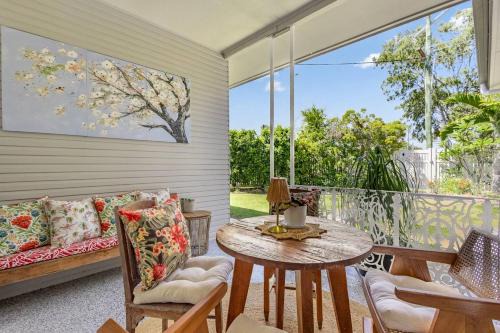 Urangan House | Black Duck Cottage - Coastal Heritage near Marina