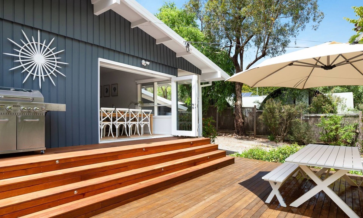 Shoreham House | Blue Beachside Luxe Pet Friendly Walk to Beach
