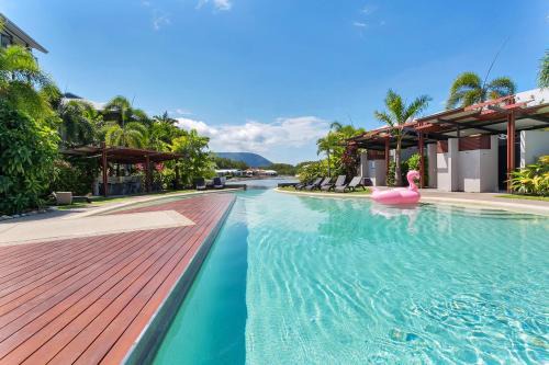 Trinity Beach Apartment | Blue Lagoon Resort Lakeside Apartment