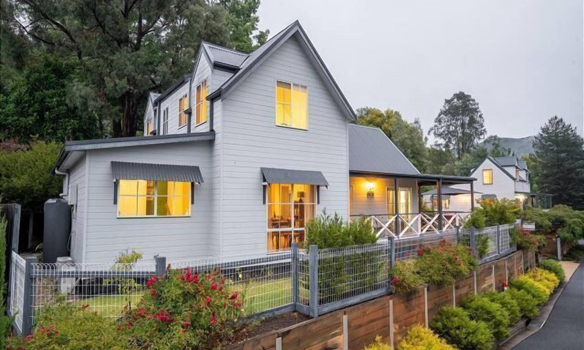 Bright Cabin | BlueMill Lodge - The Perfect Place for Couples or Families!