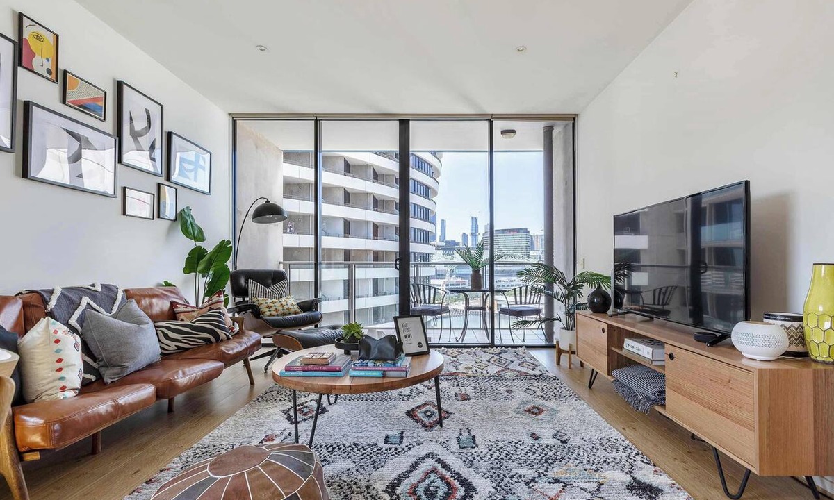 Docklands Apartment | Bohemian marina-view NewQuay promenade apartment