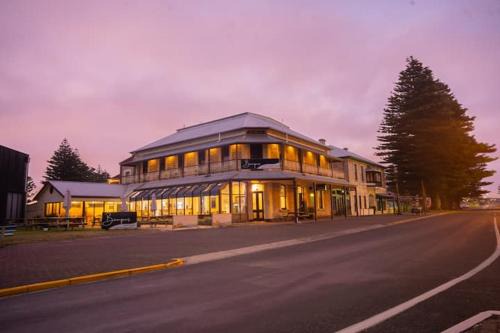 Rivoli Bay Hotel | Bompas At Beachport