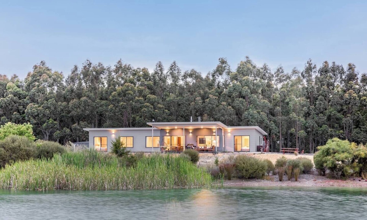 Wilyabrup House | Bonnie and Piper Lakeside and Wine Country Living