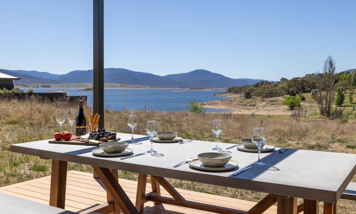 East Jindabyne House | Boorolong, located on the shores of Lake Jindabybne