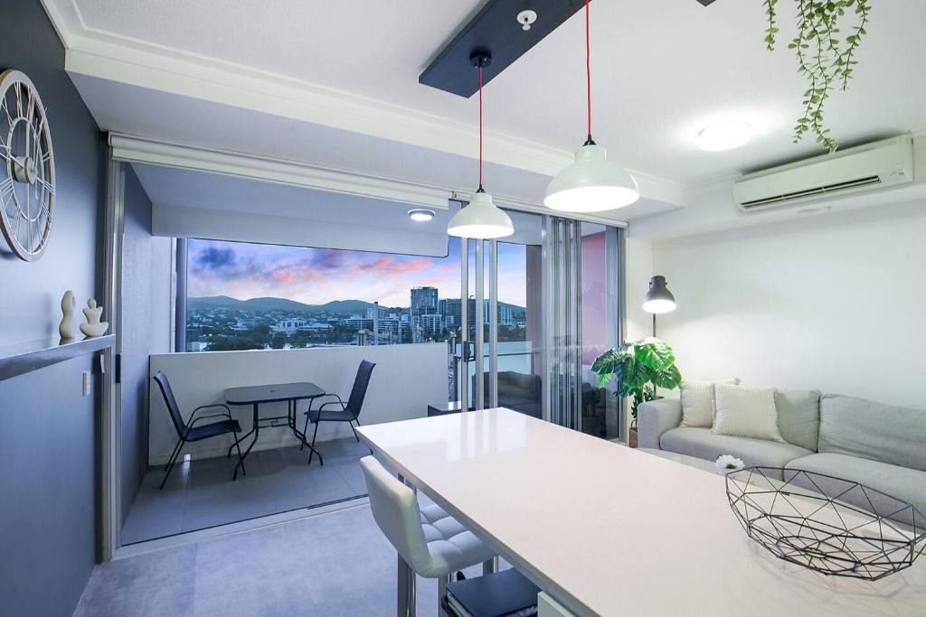 South Brisbane Apartment | Boundless Horizons - Stylish Comfort & City Views