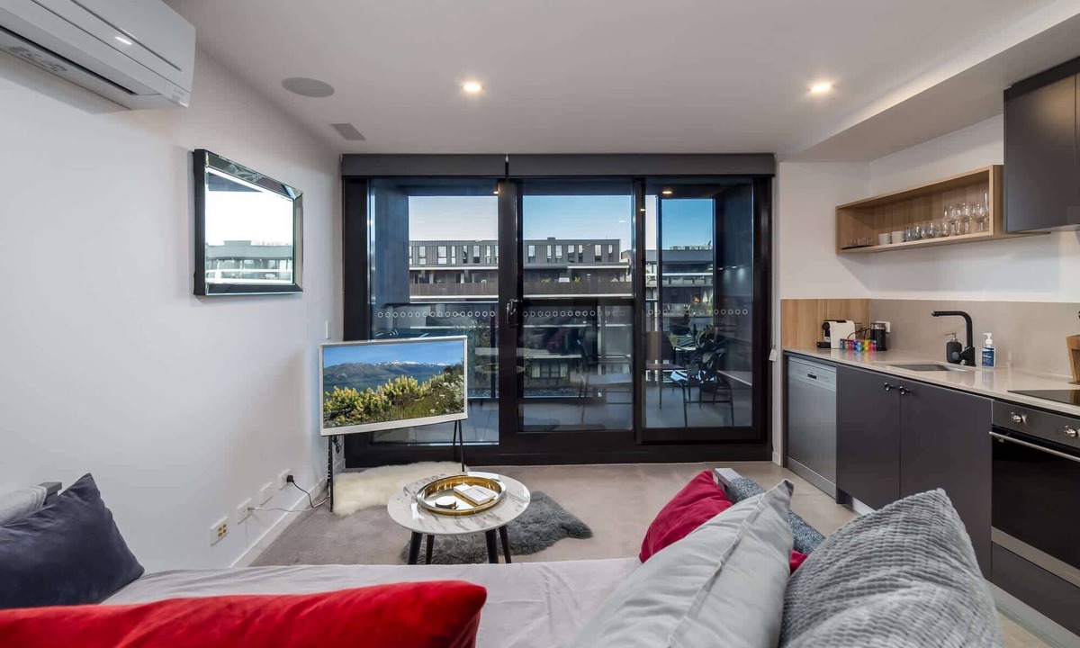 Braddon Apartment | Braddon Precinct 1BR + Parking Sauna Pool Balcony