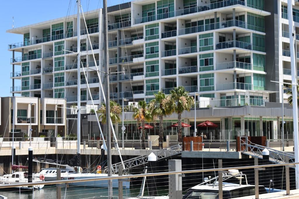 New Port Apartment | Breakwater Apartment