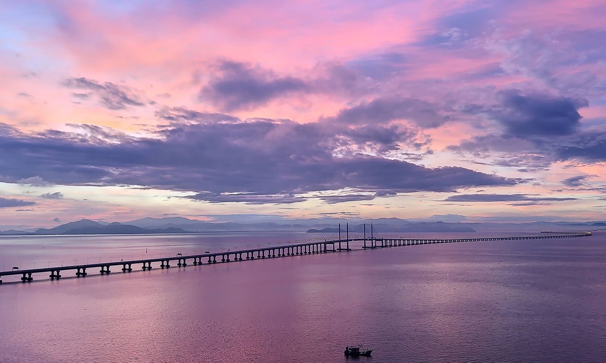 Kampung Batu Maung Apartment | Breathtaking Sea & Bridge Views with Space, Amenities and Facilities !