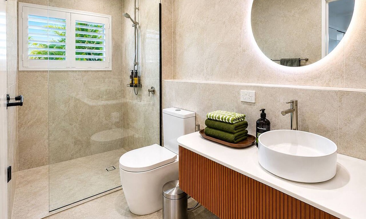 Runaway Bay Apartment | Bridge free waterfront Escape