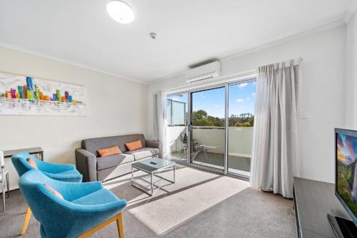 Greenway Apartment | Bright 1-Bed Apartment with Balcony