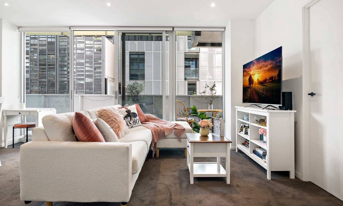 South Yarra Apartment | Bright 2-Bed Home with Secure Parking