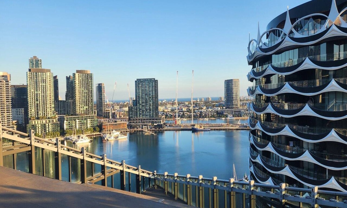 Docklands Apartment | Bright 2-Bed Retreat with Pool, Gym & Sauna Access