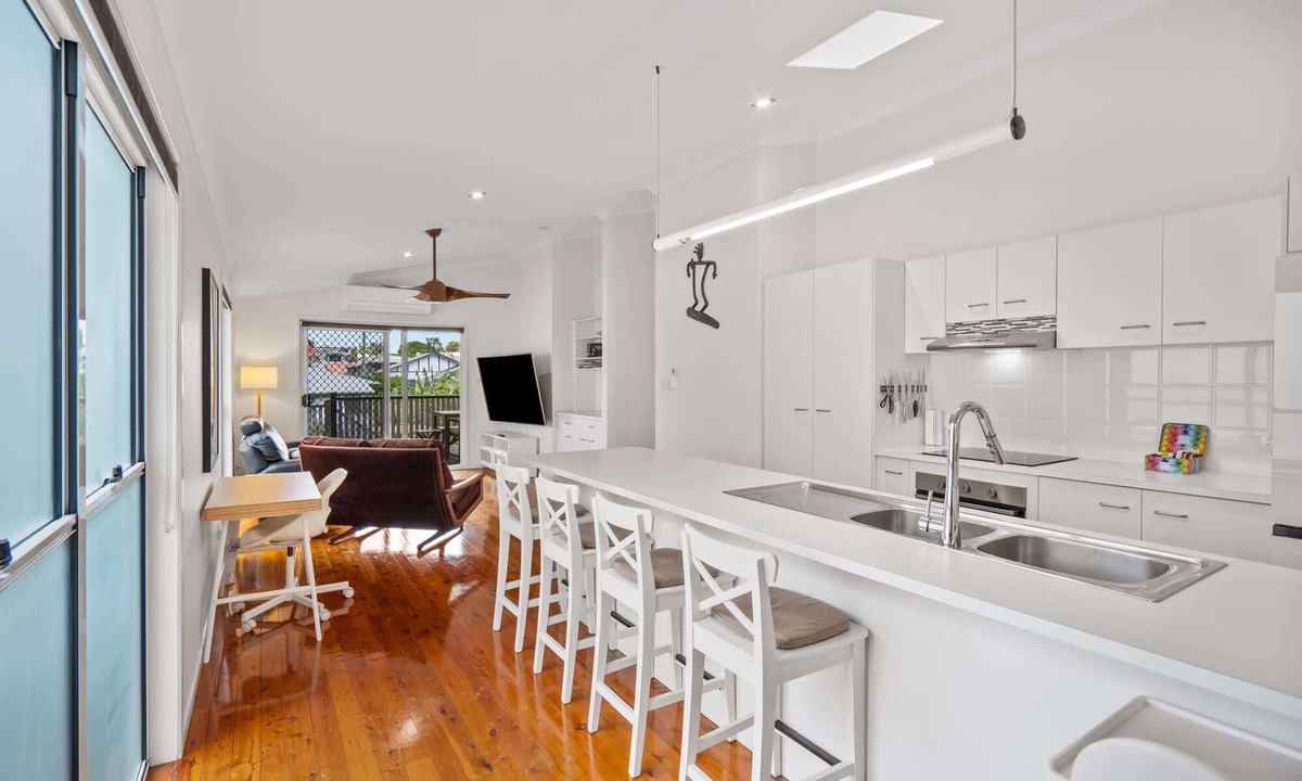 Annerley House | Bright 3-Bed Home in Leafy Annerley