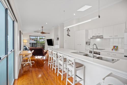 Annerley House | Bright 3-Bed Home in Leafy Annerley