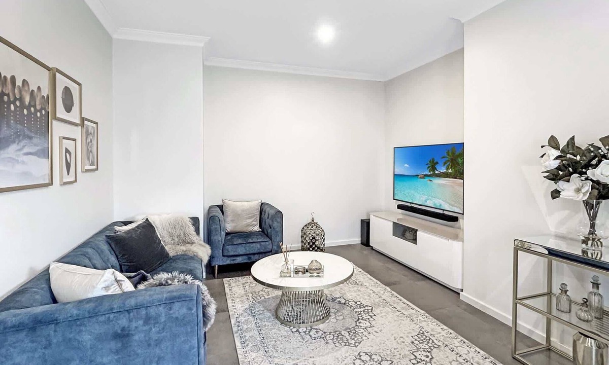 St James House | Bright 3-Bed House with Garage Parking