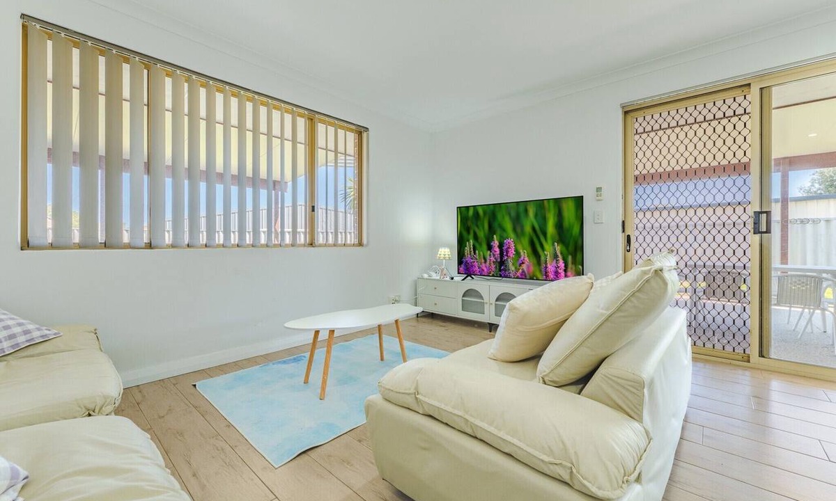 Waikiki Apartment | Bright Airy Retreat with Garden