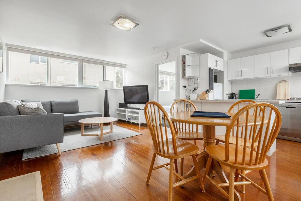 Hawthorn Apartment | Bright and Modern Space with a Balcony and Parking