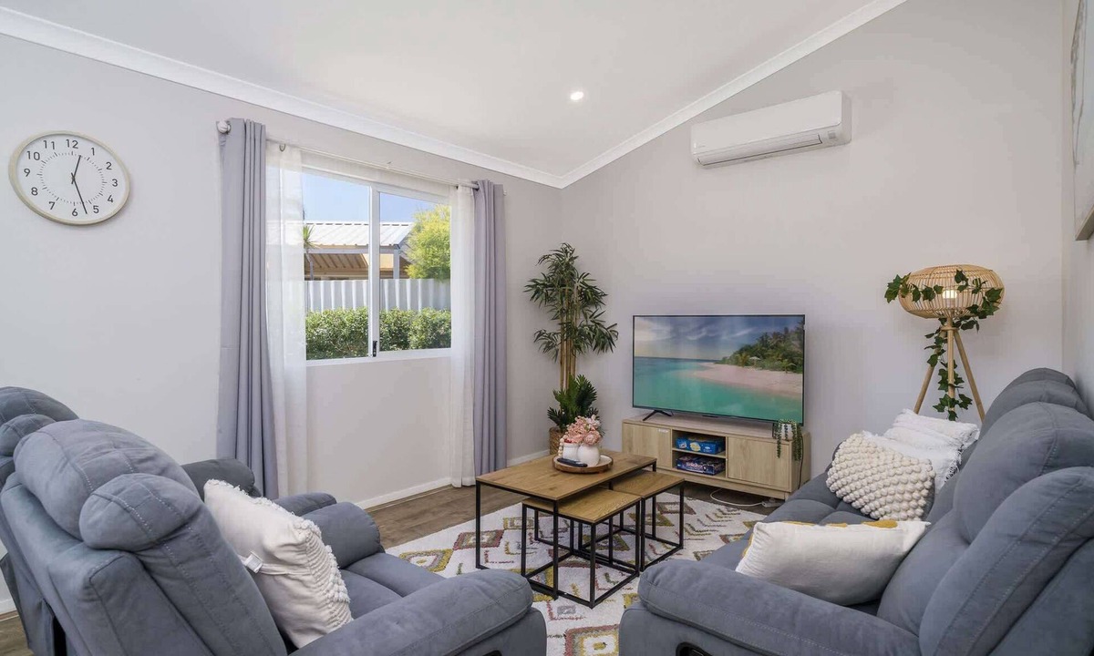 Thornlie House | Bright and Spacious 2-Bed Thornlie Family Home