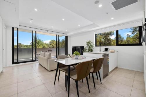 Lyneham Apartment | Bright and Spacious 2b2b with 2 parkings | GYM