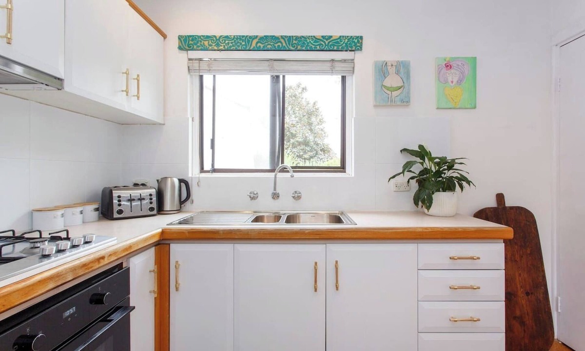 Scarborough House | Bright & Breezy Beachside Unit
