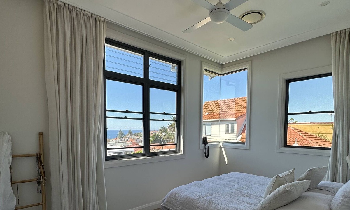 Rose Bay House | Bright home with ocean views - 7 mins from the beaches