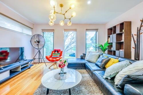 Doncaster House | Bright Modern Holiday Home 7 Beds at Doncaster