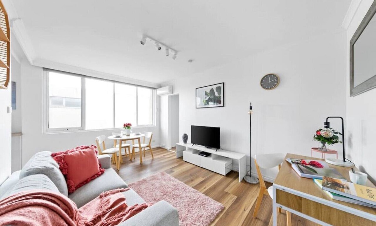 Balaclava Apartment | Bright & Sunny Oasis