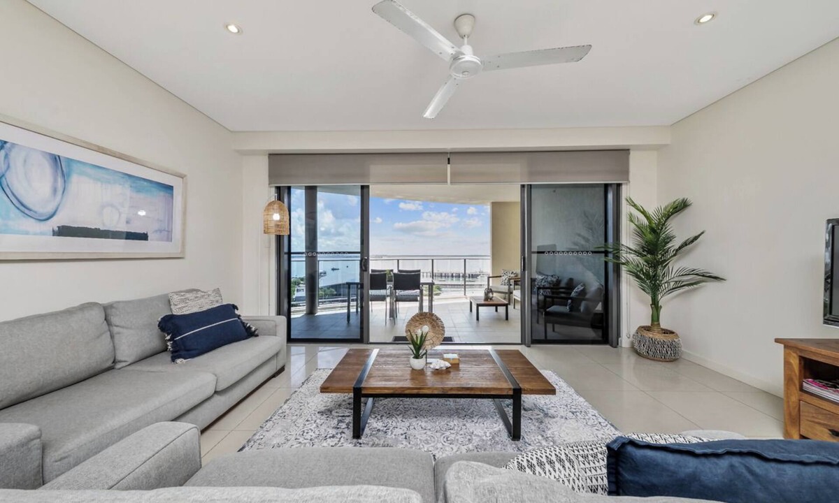 Darwin City Centre Apartment | Brilliant Harbour Views & Lap Pool: walk to shops