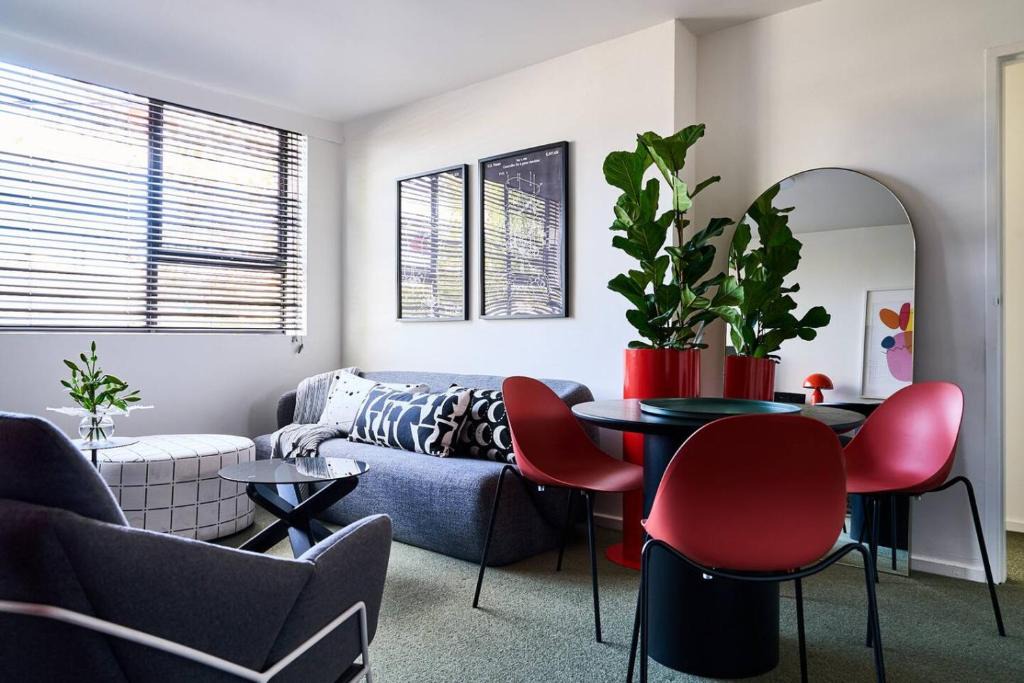 Collingwood North Apartment | Budd Place Sunny Top-Floor Stay with Parking