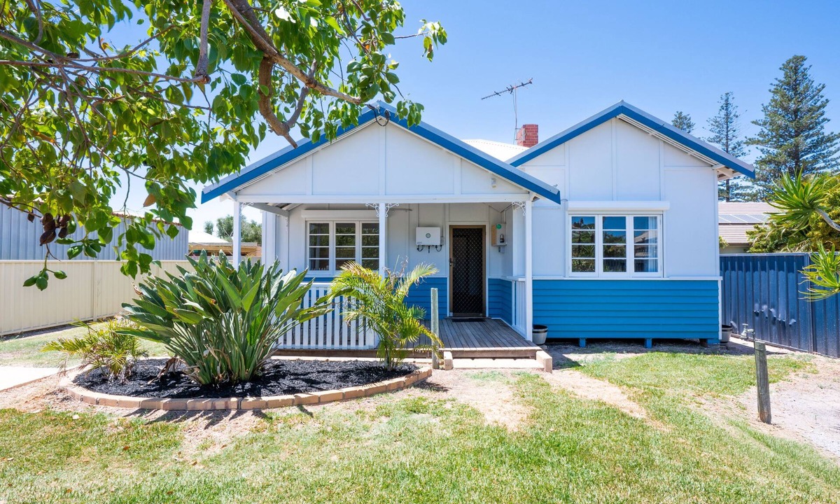 Beachlands House | BUNGALOW ON BURGES Ideal for both workers or families, nice and close to town
