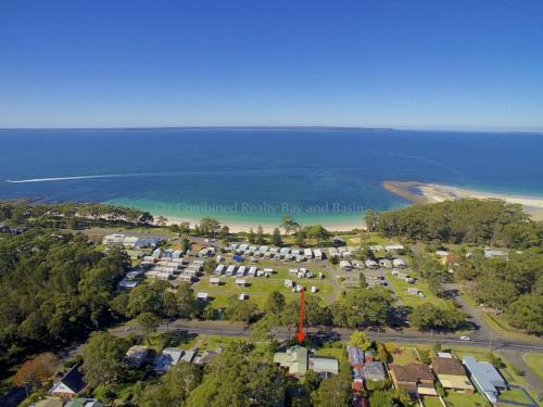 Huskisson House | Burrill's Cedar Cottage by Book Jervis Bay - Walking Distance to Water