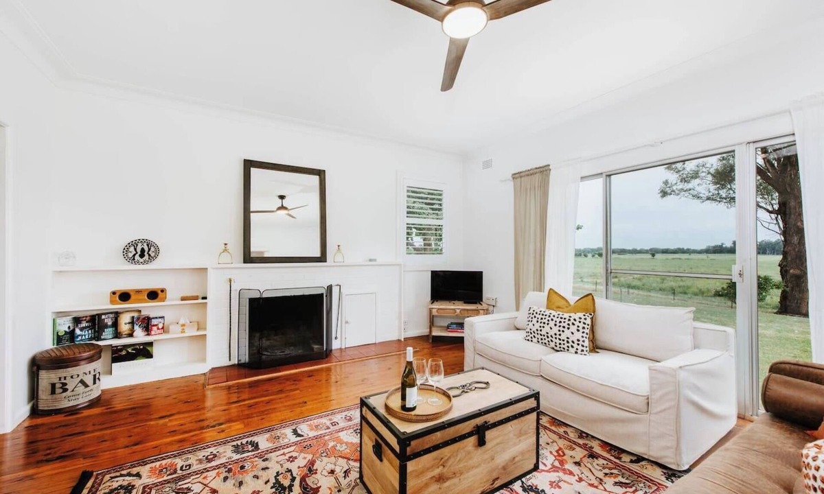 Central Mudgee House | Burrundulla Farmhouse Tranquil Country Allure