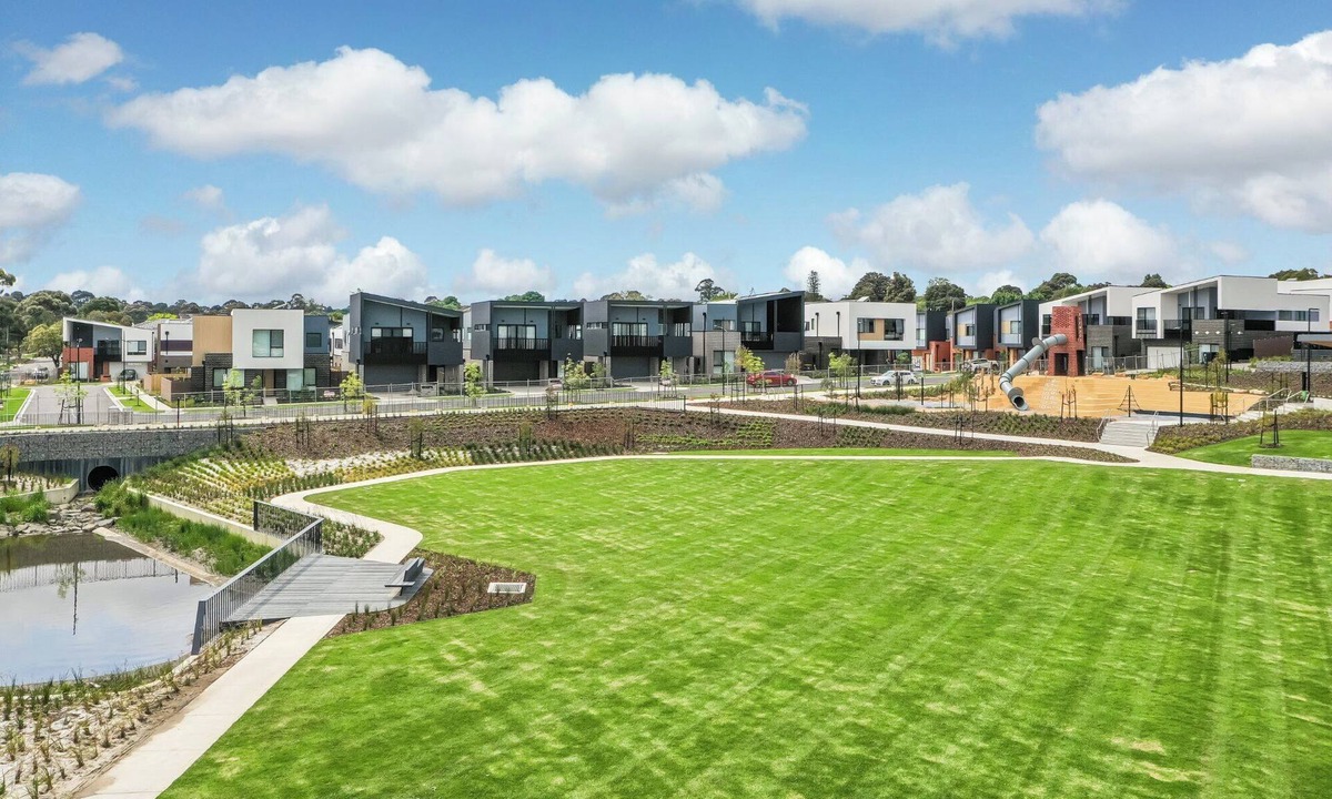 Burwood East House | Burwood Brickworks Villa Walk to Shops & Park