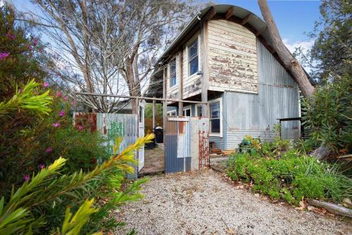 Leura House | Buttercup Oasis Rustic Cabin Hot Tub and Firepit