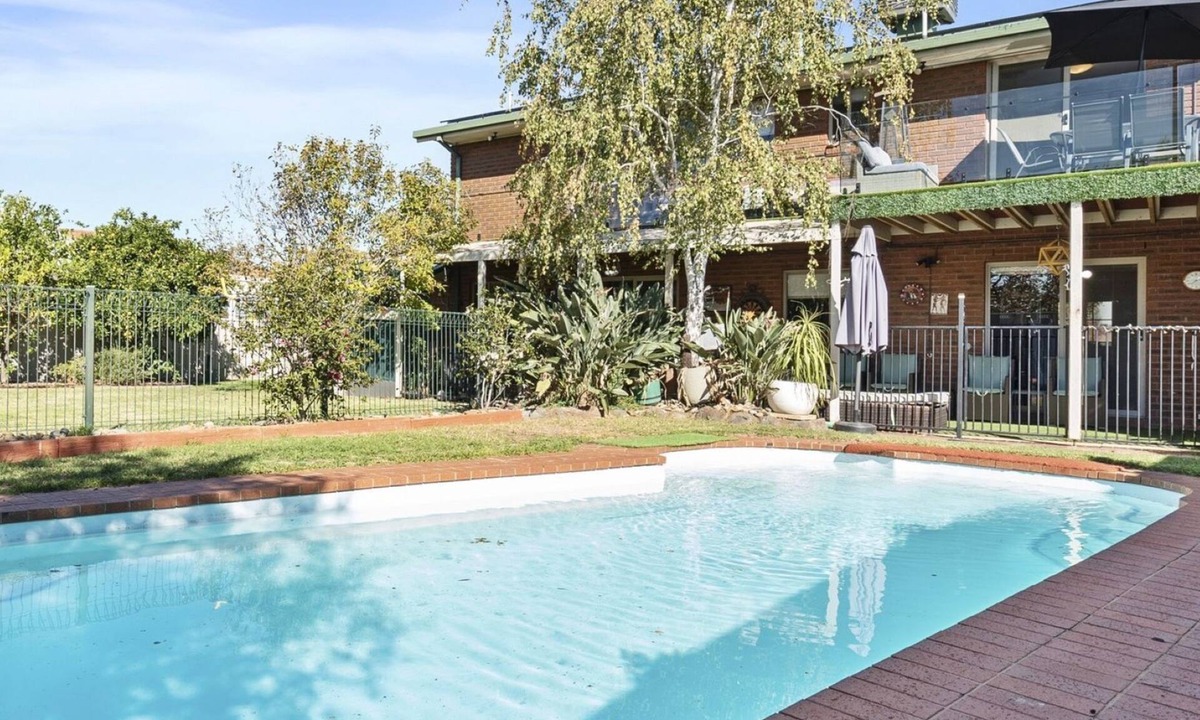 Yarrawonga House | Cade Retreat perfect for golfers or larger groups.