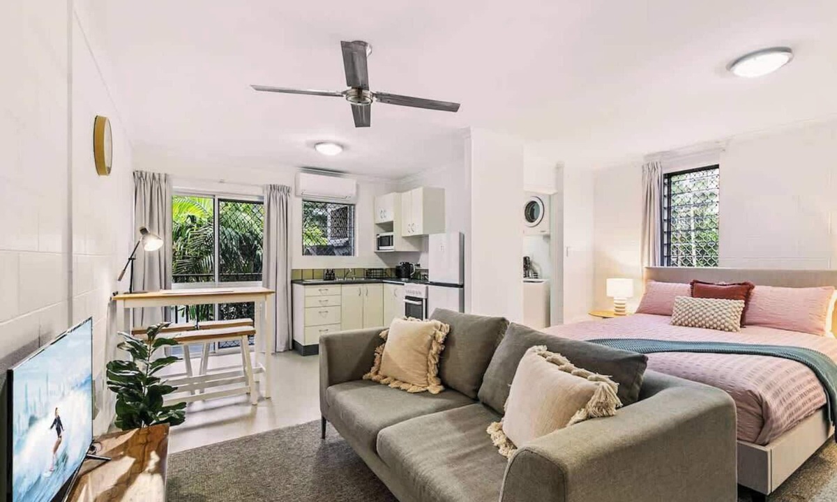 Edge Hill Apartment | Cairns Retro Studio—Cosy Stay near Botanic Gardens