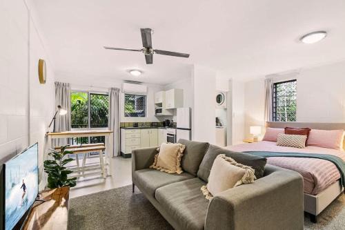 Edge Hill Apartment | Cairns Retro Studio - Cosy Stay near Botanic Gardens