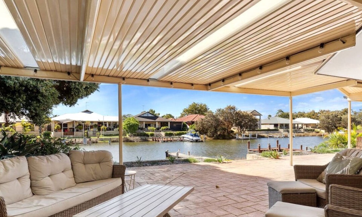 South Yunderup Apartment | Canal-Side Retreat with Private Jetty and Kayaks