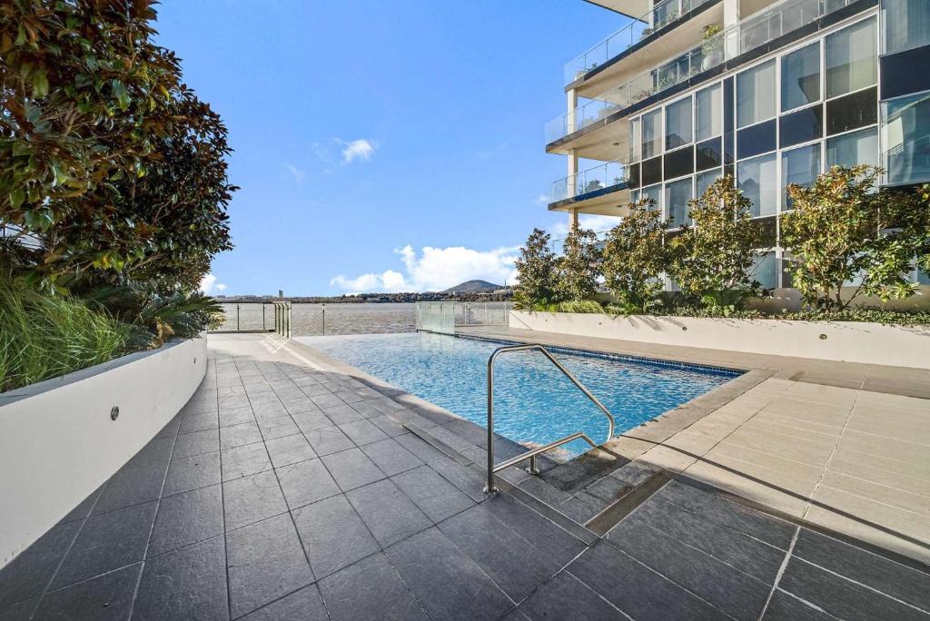 Kingston Apartment | Canberra Lakefront 2-Bed with Pool, Gym & Parking