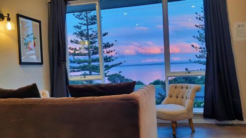 Kingscote House | Captains on the Seafront - Wood Fire with Breathtaking sea views