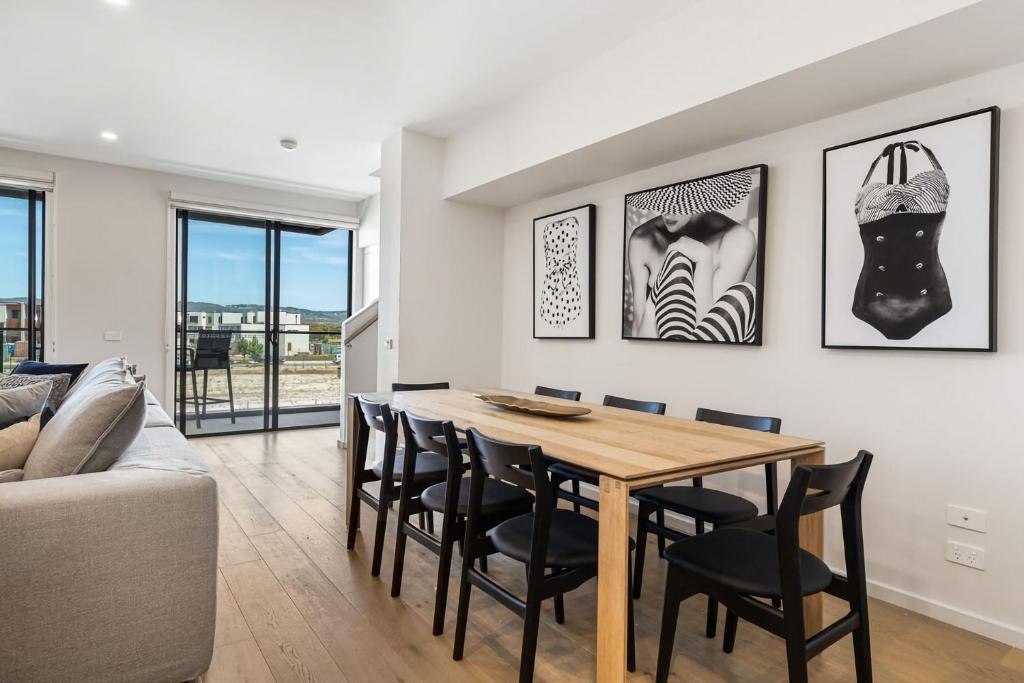 Safety Beach House | Castaway Villa - Luxe on the Marina Walk to Beach