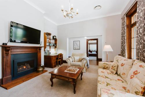 Central Mudgee House | Cawarra on the Park - Historic Mudgee Grandeur