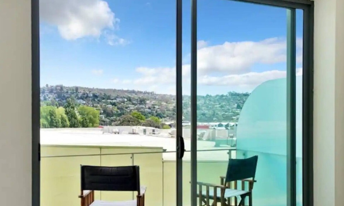 Launceston CBD Apartment | CBD locale with onsite restaurant, free gym, parking and wi-fi